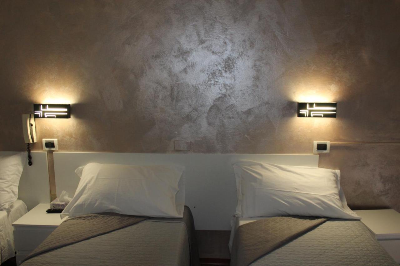 Hotel Mora リミニ エクステリア 写真