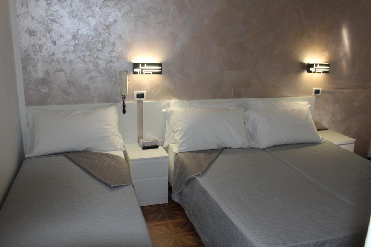 Hotel Mora リミニ エクステリア 写真