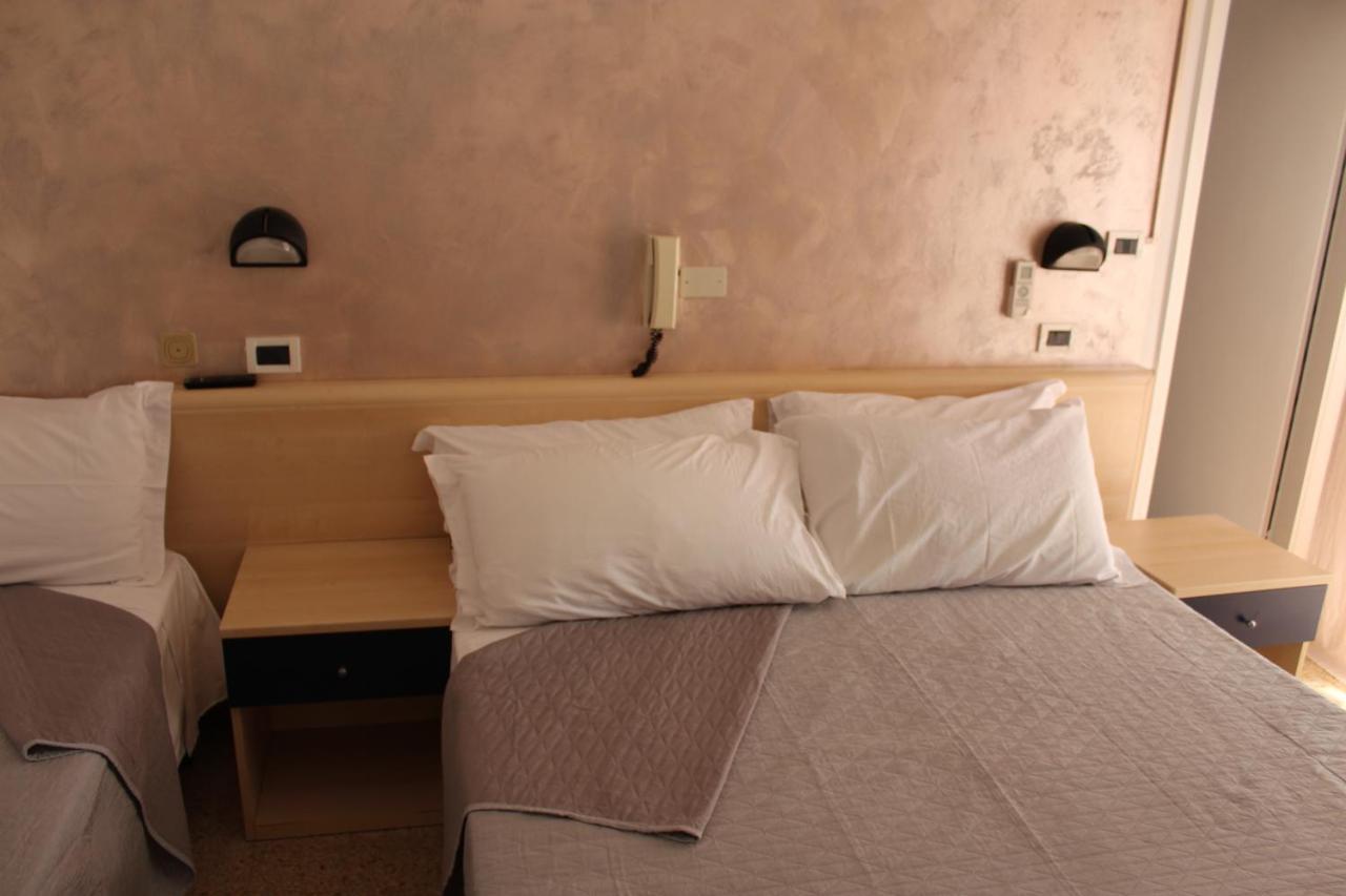 Hotel Mora リミニ エクステリア 写真